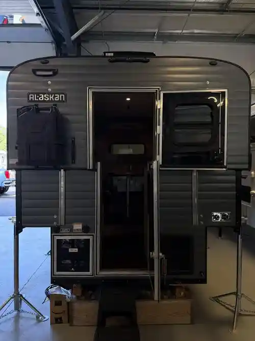 2025 Alaskan 800 SI