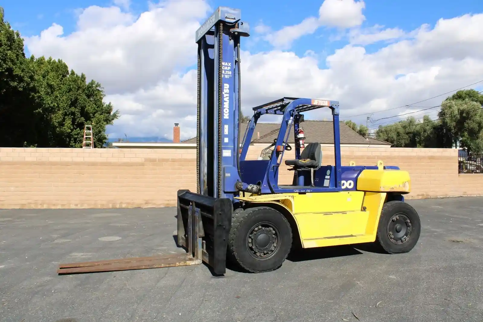 Used 2003 Komatsu Model 100 FD100-6 10 Ton Pnuematic Tire Forklift 